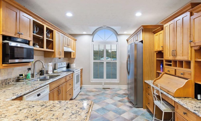Burnside House | 4-bedroom house in welcoming Burnside with AC, WiFi. Enjoy your stay
