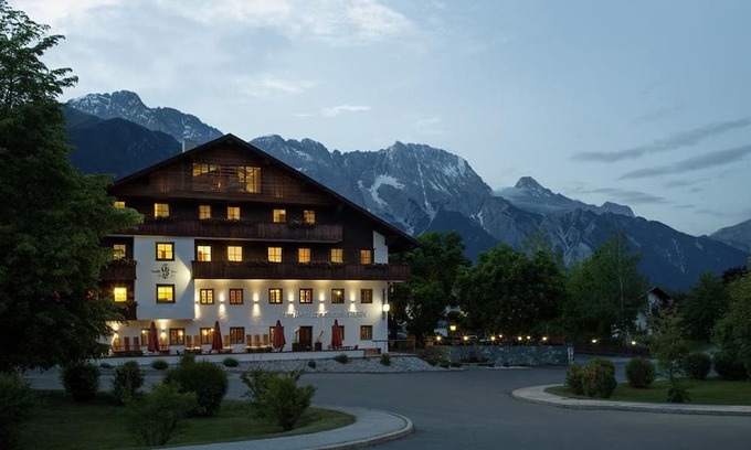 Obsteig House | Family room LARGE - s'Groaße HP - DER STERN - Inn and country hotel since 1509