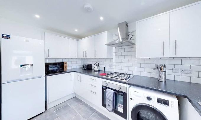 Biddenham House | Ranworth House - Holiday home in Bedford, Sleeps 5