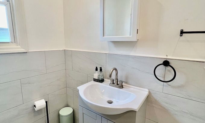 Castleton Corners Apartment | Apartment in Staten Island - 3BR - 24/7 Concierge, Parking Spot, High-Speed WiFi