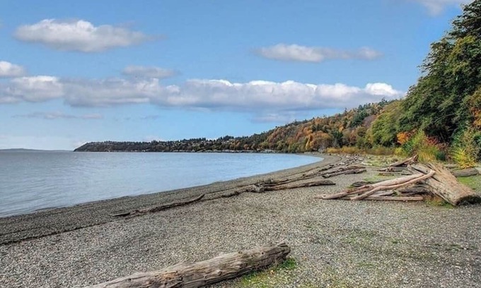 Seattle Metro Area Condo | 12 miles from Seattle. Puget sound views, beach access, pool, jacuzzi.