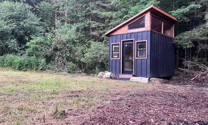 Tay Valley Cabin | Enchanting Tiny Cabin in the Woods!