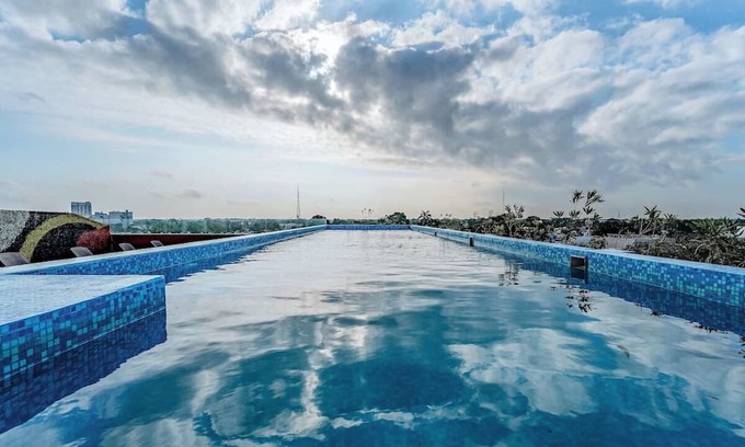 Centro House | Your Perfect Mérida Escapade: Elegant Rooms, Stunning Rooftop Pool - Parking