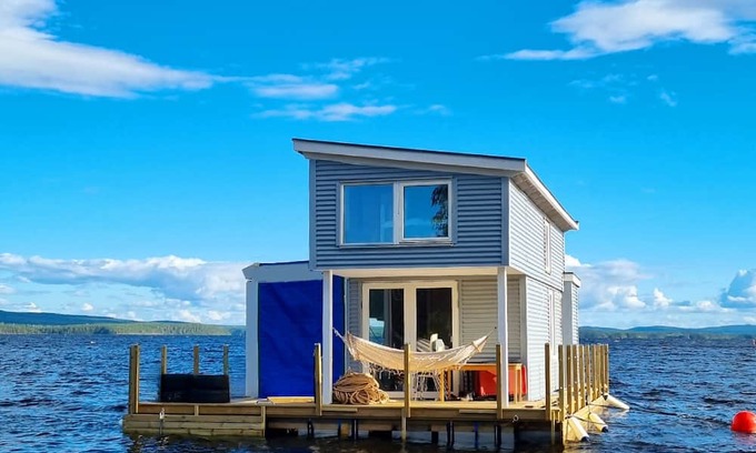 Falun Boat Rental | Relax on our Houseboat- Take a swim in the summer or go skating in the winter