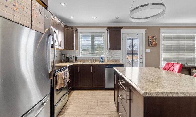 Terra Nova Apartment | Bright & Modern 3 Bbrm Main Floor Apt in Kilbride