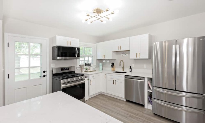 Euclid House | Modern Updated Ranch 15 min to Downtown & Hospitals