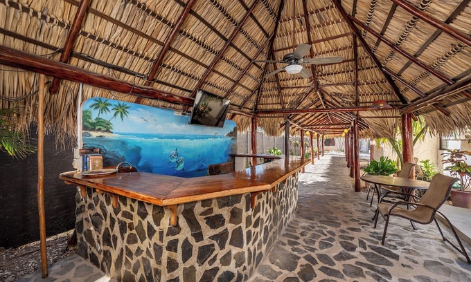 Matapalo Apartment | Cozy Beachside Studio with Pool and Free WiFi