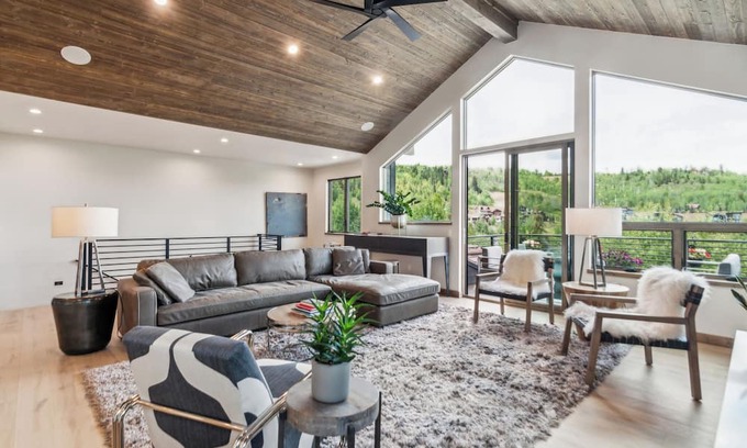 Three Peaks House | Views! 2024 built home. Avail Sept 2024, Summer 2025, ELEVATOR. 3 KING BEDS