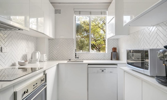 Clovelly Apartment | Coogee Beachside Retreat - Free Parking