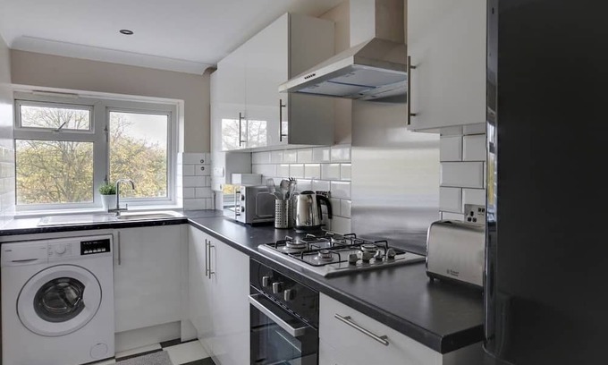 Harlow Apartment | Sleek and Modern 1-Bed Apartment in Harlow