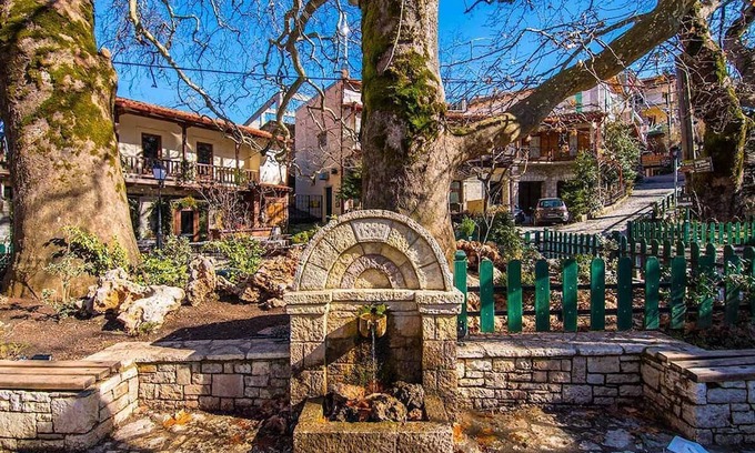 Eptalofos Condo | Eptalofos Guesthouse - Triple Suite with Balcony