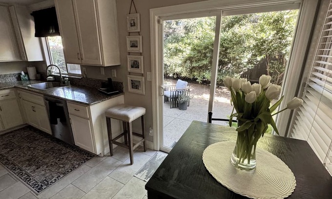 Roseville House | Cozy place in the heart of Roseville!