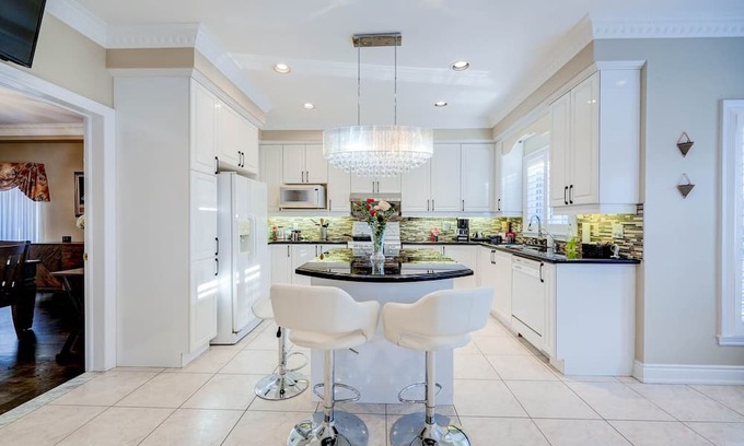 Richmond Hill House | Large Spacious 4 Bedroom House in the Heart of Richmond Hill