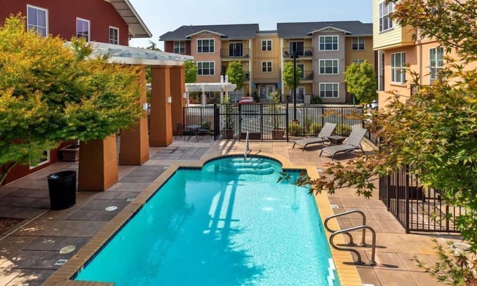 Santa Rosa Condo | Modern 2BR Condo at The Meadows at Fountaingrove