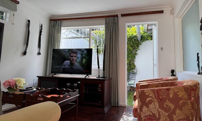 Greater Johannesburg Metropolitan Area Cottage | Cozy Flatlet in the heart of Bryanston with Backup power, Wi-Fi and Netflix