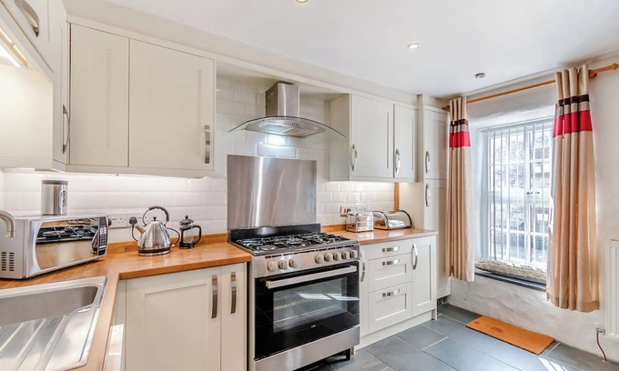 St Davids Cottage | Picked for its superb location close to the Cathedral and only a 30 minute walk to the beach.
