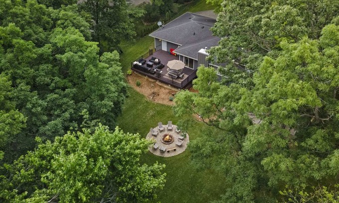 Madison House | HOT TUB - 20min to Capitol - Deck - Yard - Firepit
