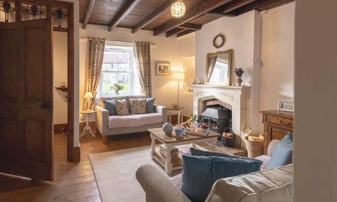 Richmond Cottage | Thimble Cottage is a traditional one bedroom property with many original features