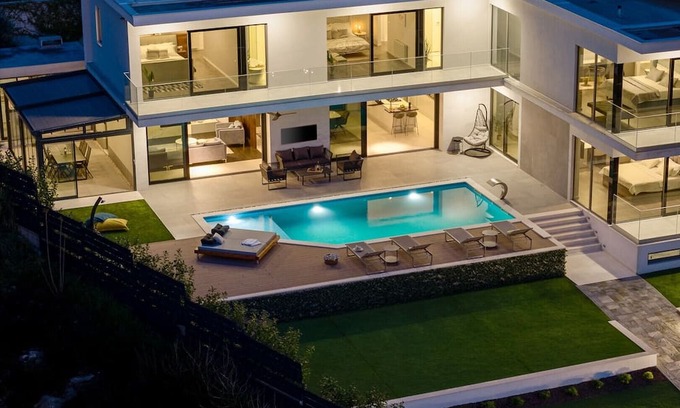 Podstrana Villa | Large private estate 700 feet from the beach featuring a 36 sqm heated private pool, 5 cozy en suite bedrooms, seven bathrooms, and 3 separate kitchen areas