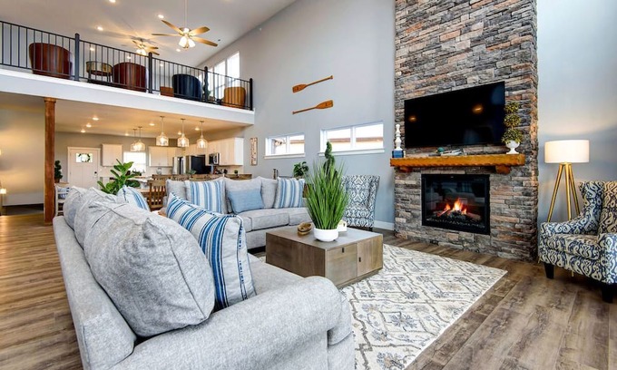 Kimberling City Cabin | Spacious Lodge, 9 BR Luxury Lakeview Getaway with Private Pool and Hot Tub