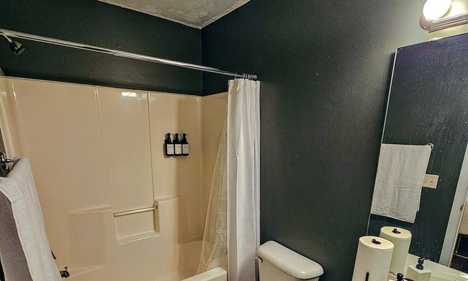 Jacksonville House | Luxurious Townhome by Camp Lejeune/Mall