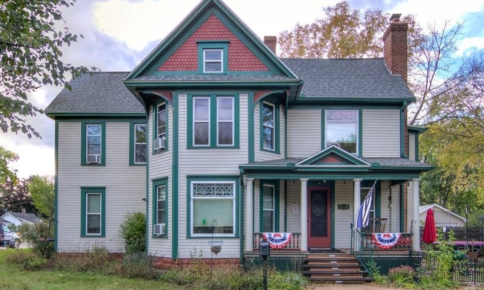 Eau Claire House | Victorian Beauty with Four Beds, Wi-Fi, Smart TVs, and a Great Yard.