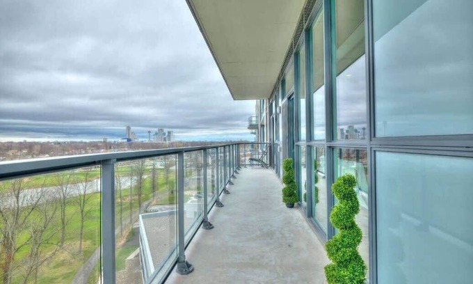 Niagara Falls Apartment | The Eclipse Penthouse- Skyline/Fallsview 90 + day min