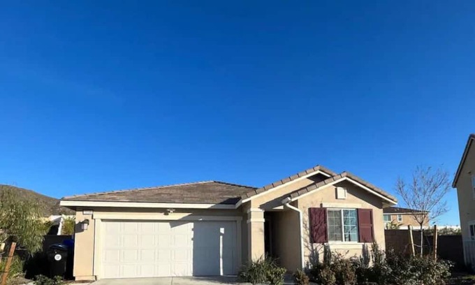 Jurupa Valley Apartment | 2b1b NEAR UCR no kitchen