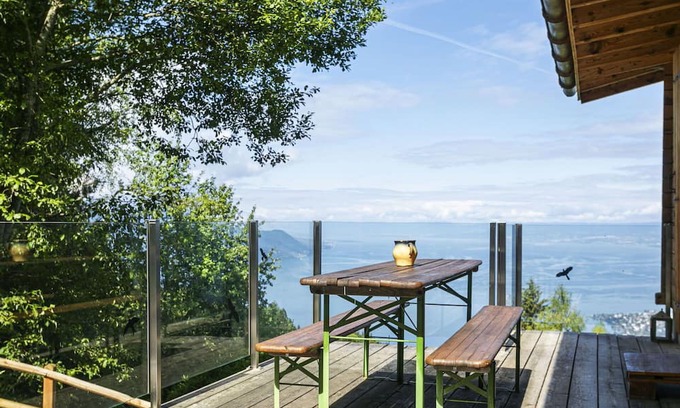 Caux House | Stunning private villa with WIFI, TV, terrace, pets allowed, panoramic view and parking