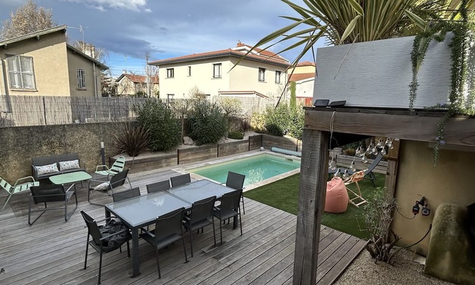 Bron House | Maison Familiale Avec Piscine Proche de Toutes Commodités à 10 min de Lyon !