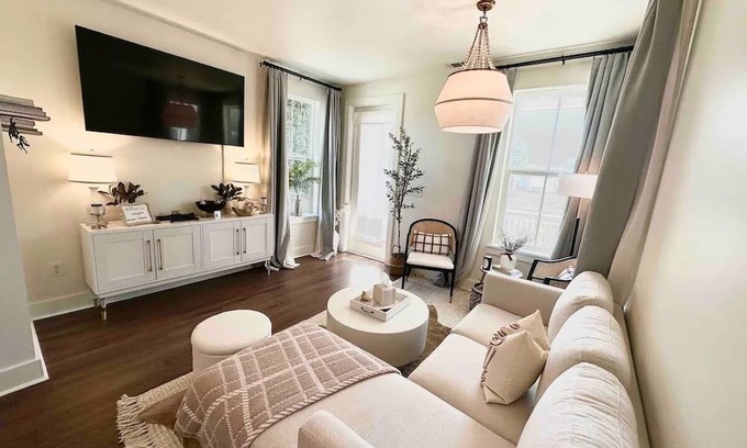 Ocean Springs Cottage | Stylish cottage on Gov’t St., near beach & downtown Ocean Springs w/Golf Cart!