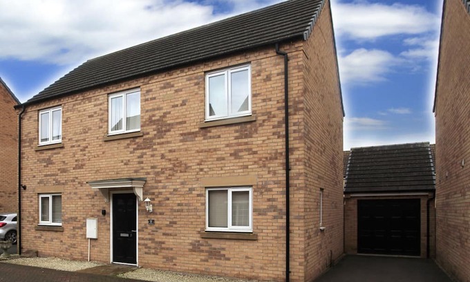 Peterborough House | Beautiful 5 Bed Detached House - Sleeps 9