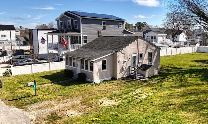 Rehoboth Beach Cottage | LA PETITE COTTAGE- 2BD, 1BA - SLEEPS 4 - Bike to Beach *Pet Friendly*