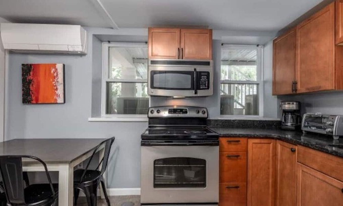 East Bayside Apartment | Close to Portland Old Port Apt | Sleeps 4