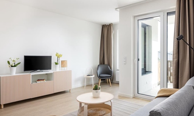 Prague 13 Apartment | Japandi Homestay for 4-Alfa Rezidence-MetroB Luka