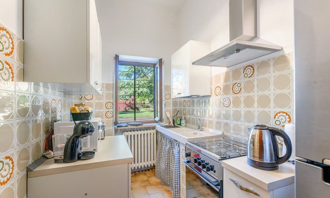 Borgo Ticino House | Holiday Home 'La Casetta Di Gianni' with Private Terrace, Wi-Fi and Air Conditioning