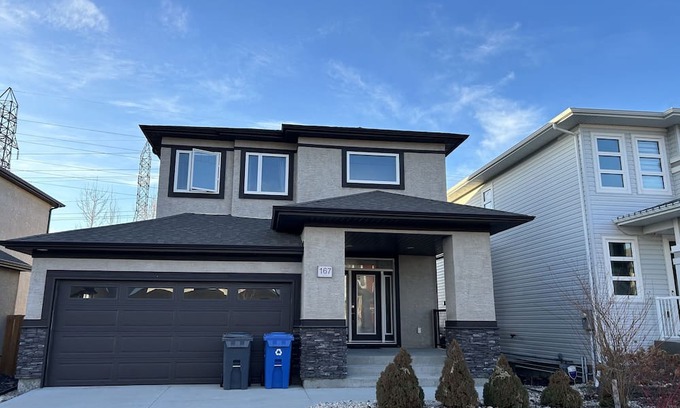 Fort Gary House | Spacious yet cozy bridgewater lakes home surrounded by green space!