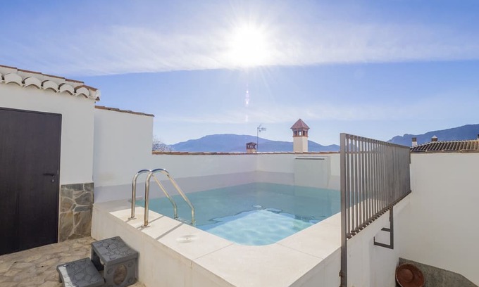 Zafarraya Cottage | Cubo's La Casa de Tita Elvira 12 PAX / community pool / adapted bathroom