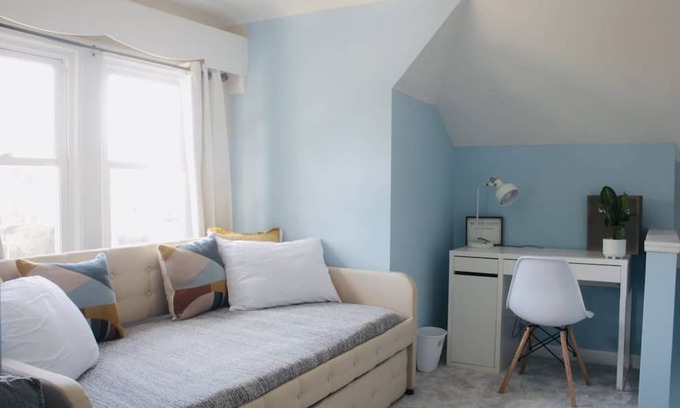 Norwood Park East Apartment | Private apartment in desirable Norwood/Edison Park Chicago. Near Ohare Airport.