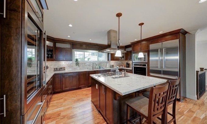 White Rock House | Spacious 6-bedroom house in delightful White Rock with fitness room, WiFi