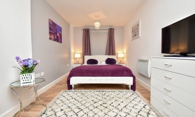 Northampton Apartment | Spacious, Modern, Town Centre Apartment