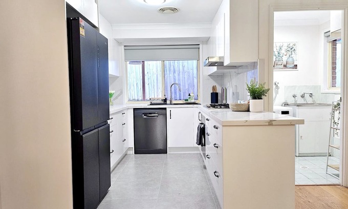 Ryde Villa | Cosy 3BR House with Garden, 7 mins drive to Macquarie Centre, 5 stars on AirB&B
