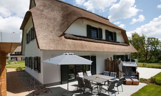 Tarnewitz House | Holiday home with thatched roof Schröder