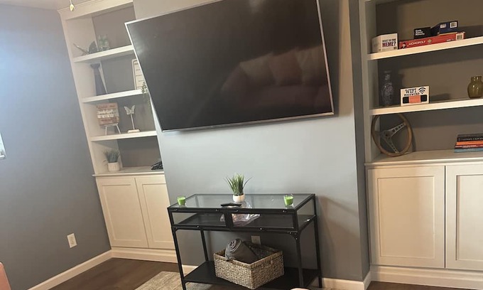 Carnegie Apartment | The birds and the bee’s Wi-Fi , cozy, allows pets
