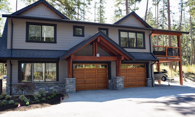 Comox House | The Eagles Nest - just a 5 minute walk to the beach!