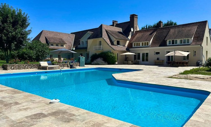 Chatillon-Coligny Villa | Homerez - Villa for 16 ppl. with swimming-pool and garden at Châtillon-Coligny