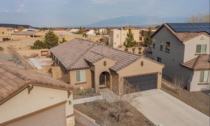 Tierra Oeste House | Charming 3-bedroom house with WiFi and AC in delightful Albuquerque