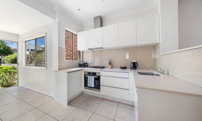 Clovelly House | 2BR Vintage Charm, Modern Comfort at Clovelly