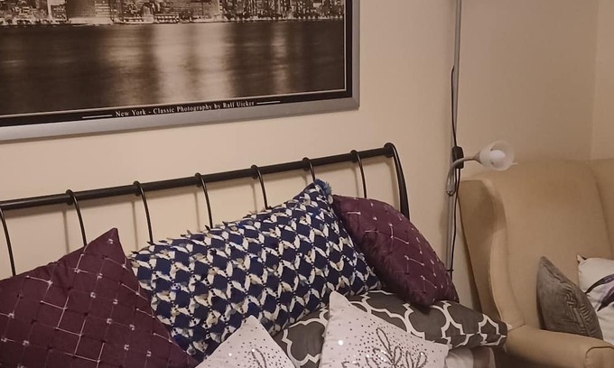 Aylesbury House | Lovely Quiet double bedroom with private bathroom available in Aylesbury UK