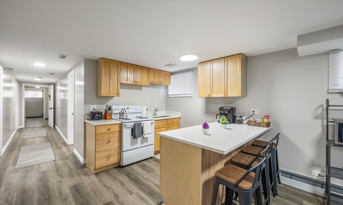 Skokie Condo | Skokie Sunrise - 3 Queen Beds